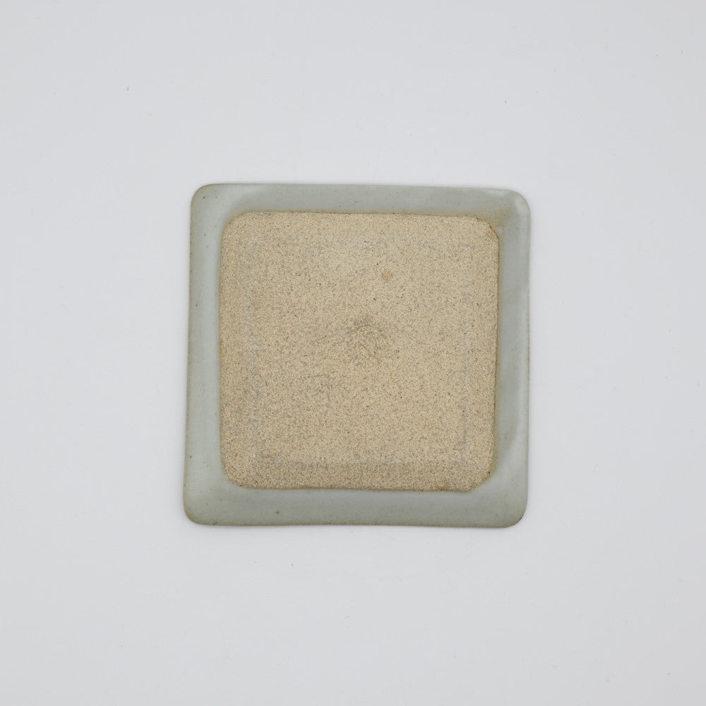 大塚菜緒子 ふち錆しかく皿 小 サイズ感 - 角皿・楕円皿 | 益子焼 陶庫