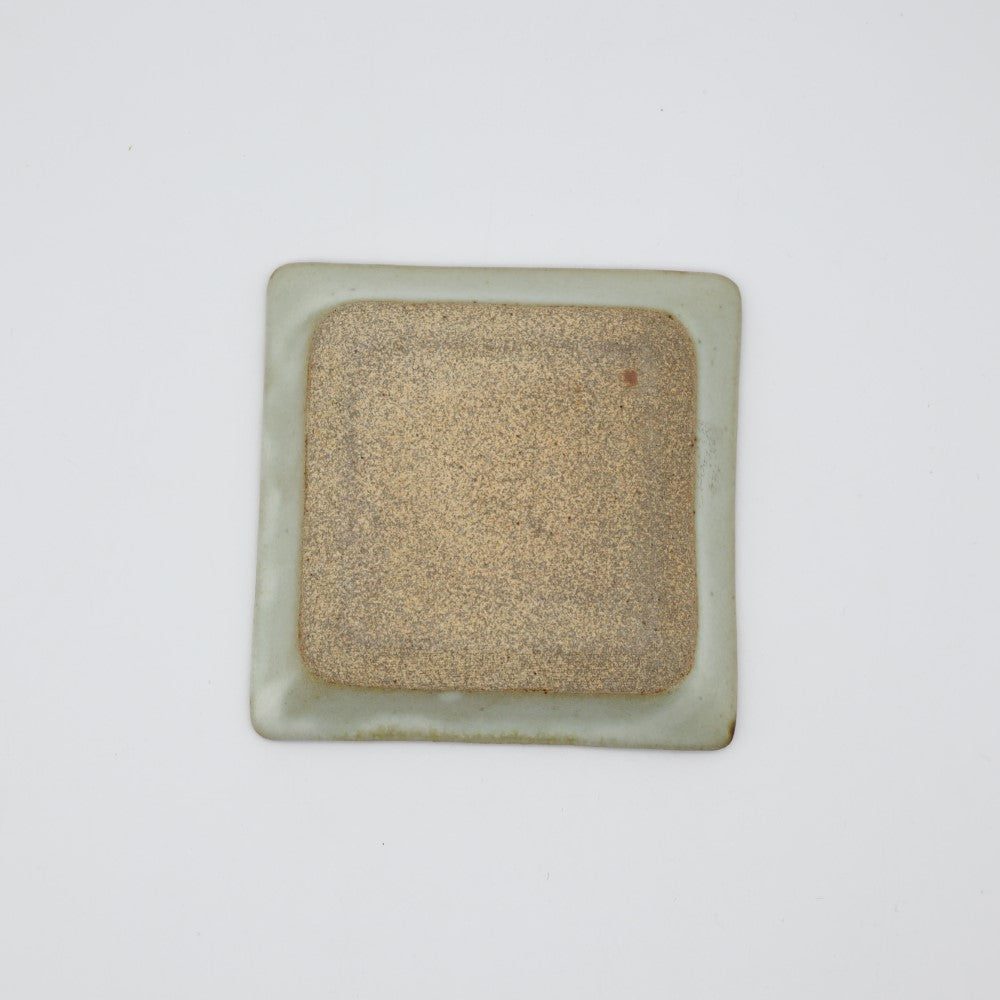 大塚菜緒子 ふち錆しかく皿 小 サイズ感 - 角皿・楕円皿 | 益子焼 陶庫