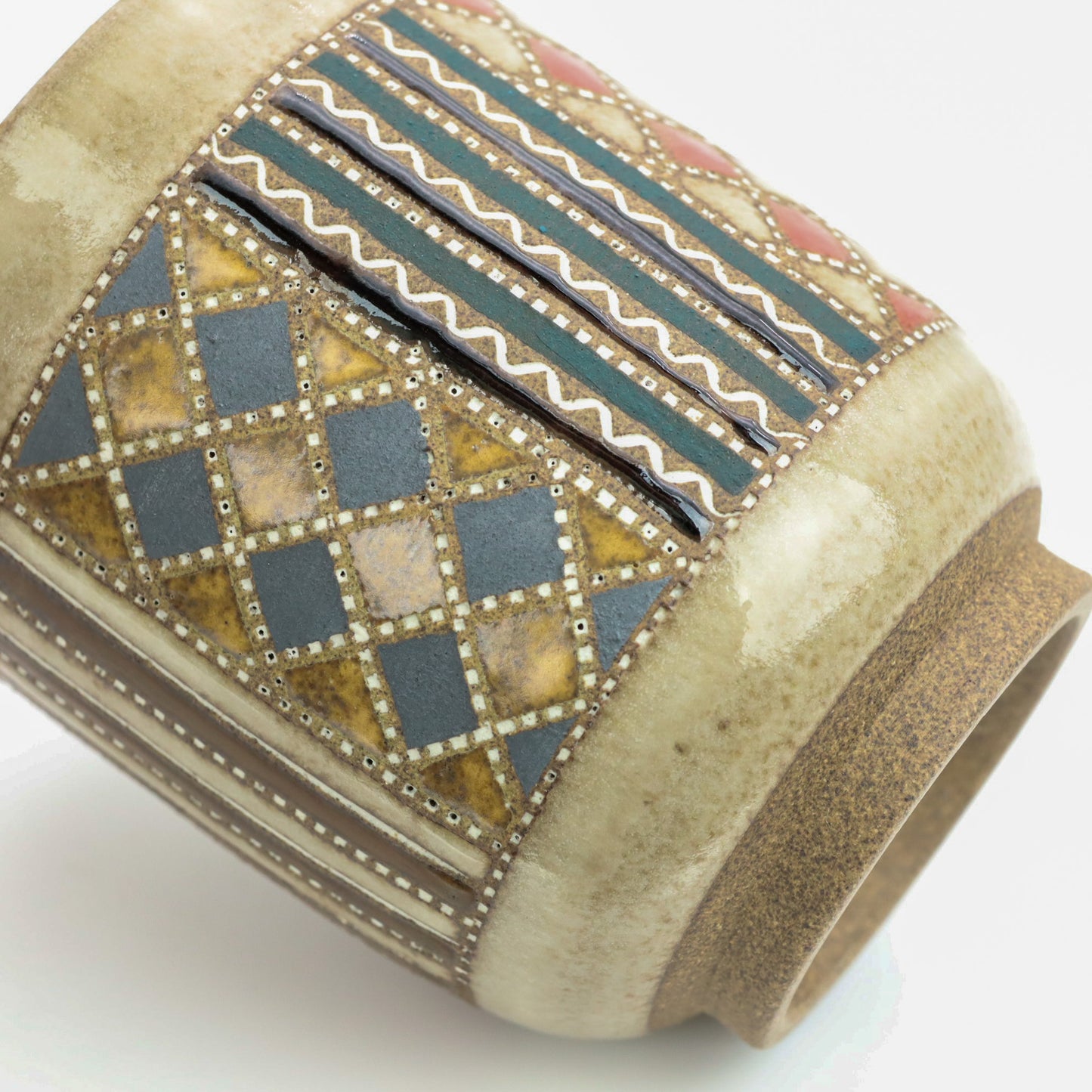 向山文也 象嵌釉彩間道紋湯呑 サイズ感 - カップ・湯呑・猪口 | 益子焼 陶庫