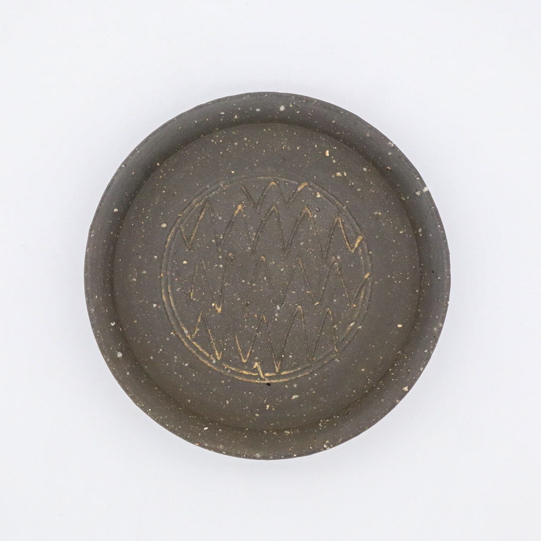 荻野善史 象嵌リム皿 使用イメージ - 丸皿 | 益子焼 陶庫