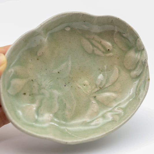 饗庭孝昌 青磁辛夷文皿 別角度 - 角皿・楕円皿 | 益子焼 陶庫