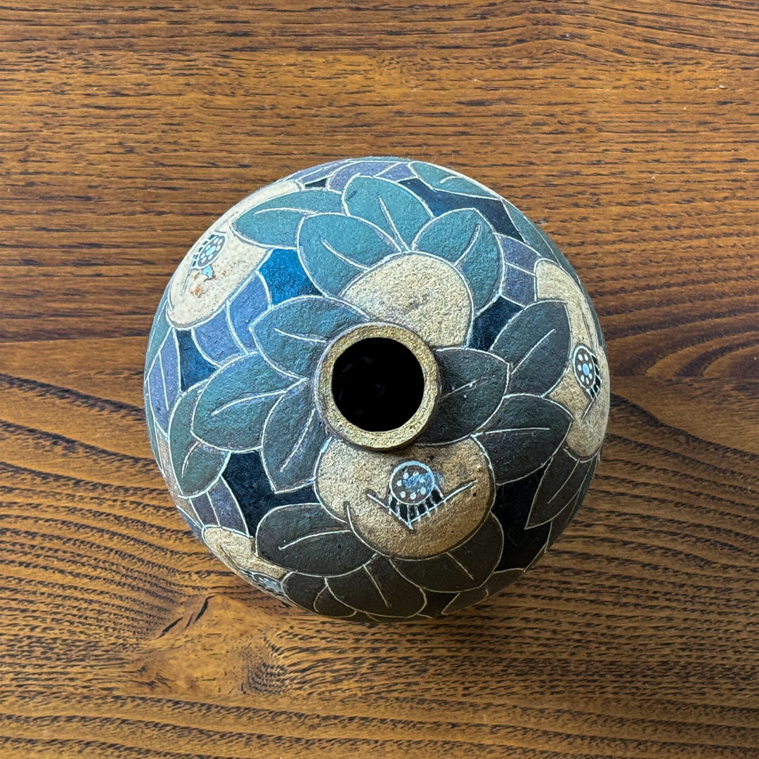 斎藤修 象嵌椿文彩壷 使用イメージ - 花器・壺 | 益子焼 陶庫