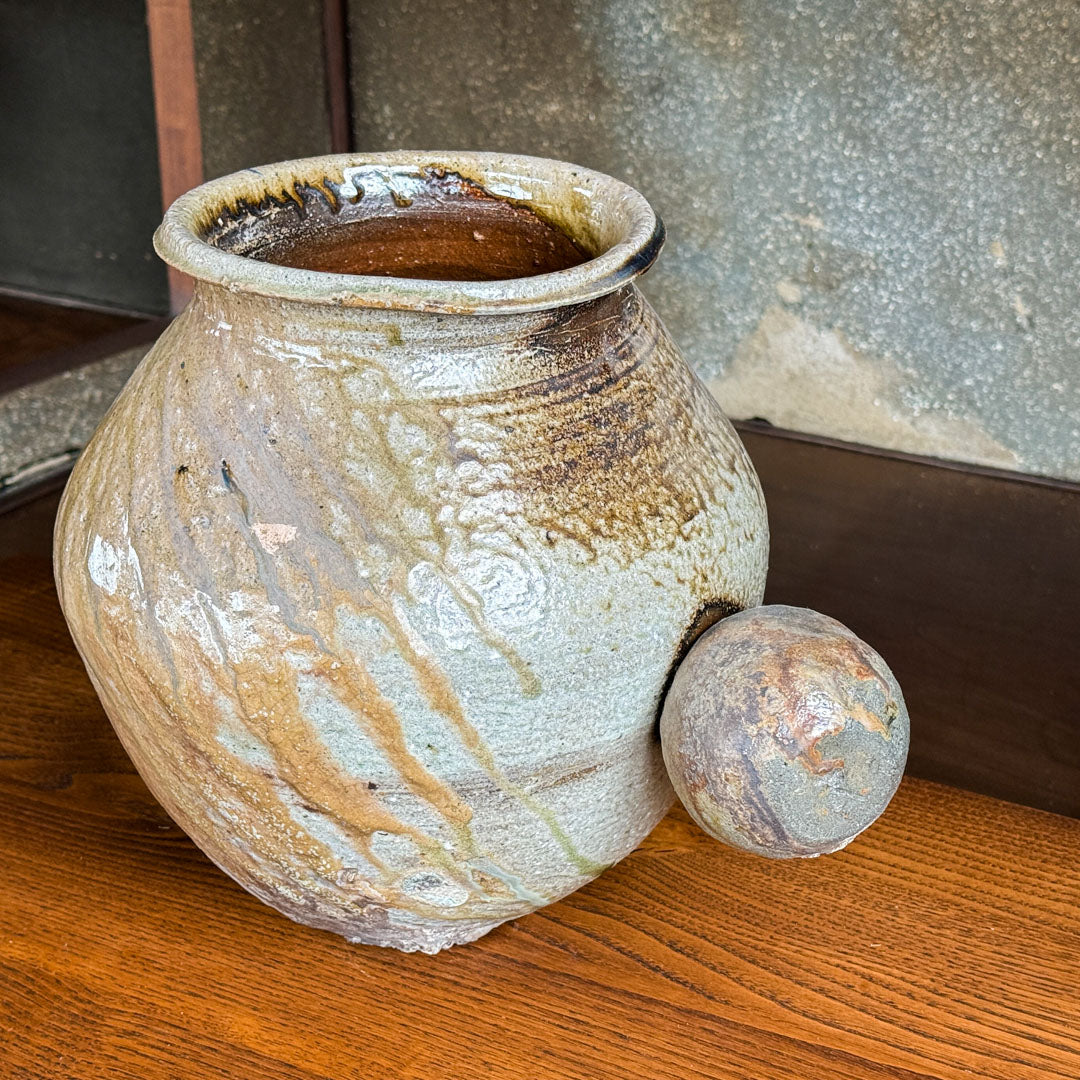 岩見晋介 灰被ひっつき壷 使用イメージ - 花器・壺 | 益子焼 陶庫