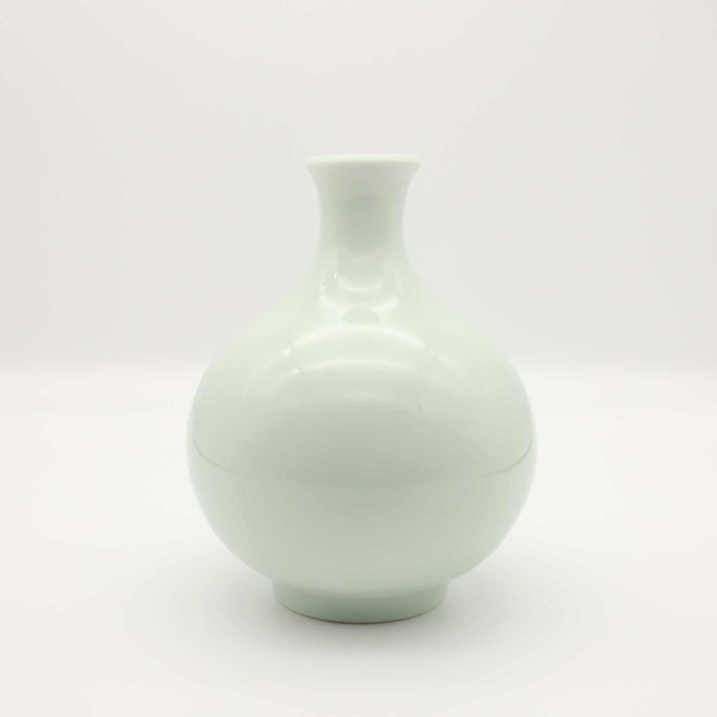おおむら美土里 白磁花入 - 花器・壺 | 益子焼 陶庫