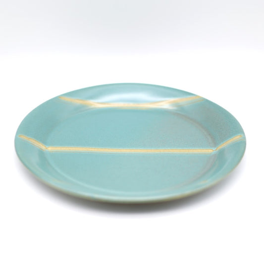 [Hagiwara Yoshinori] Celadon glazed round plate with a design