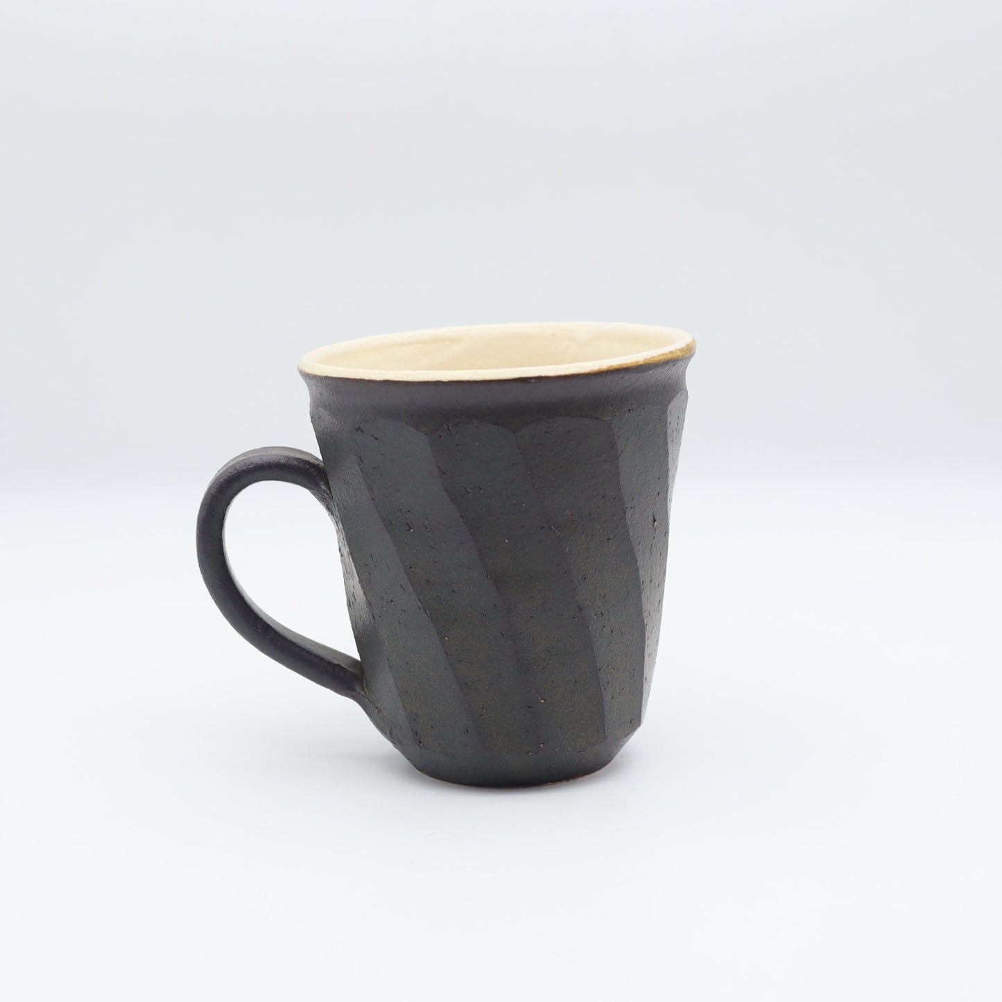 小峰尚 黒釉面取マグカップ - マグカップ・スープカップ | 益子焼 陶庫