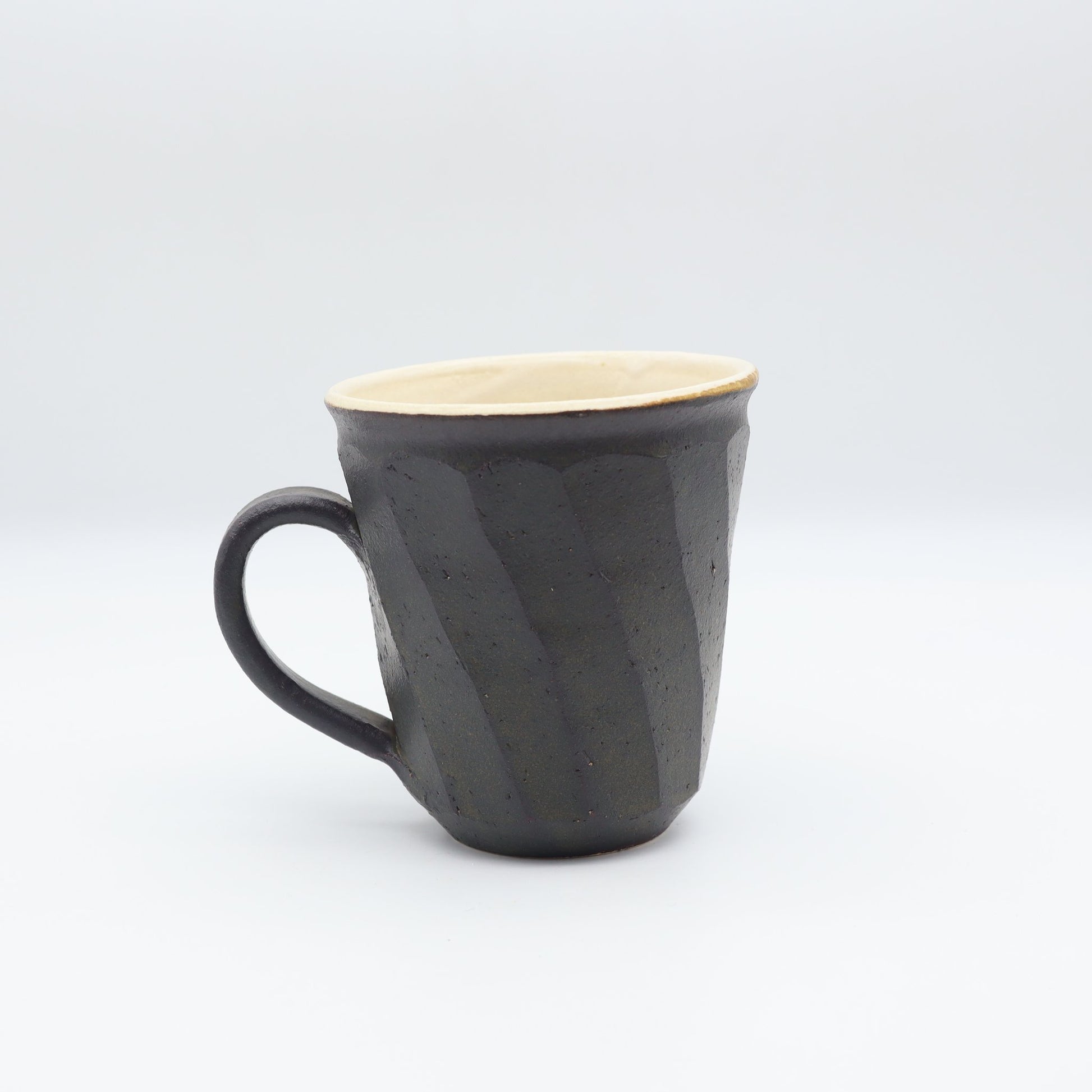 小峰尚 黒釉面取マグカップ - マグカップ・スープカップ | 益子焼 陶庫