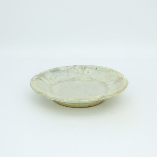 [Yoshiko Kasahara] White glazed floral and arabesque rimmed plate, 5 inches
