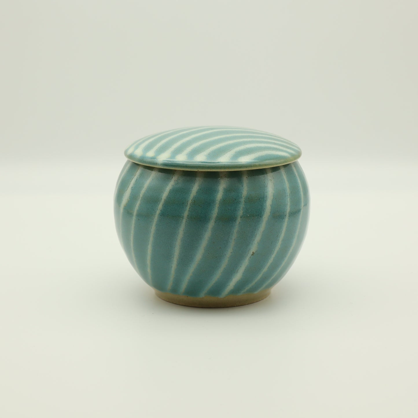 [Yoshinori Hagiwara] Celadon-glazed lidded container